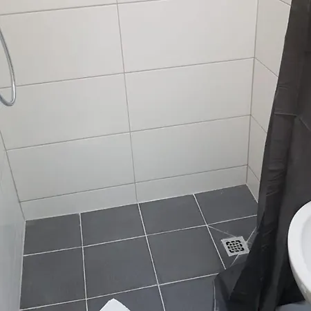 אכסניה In *